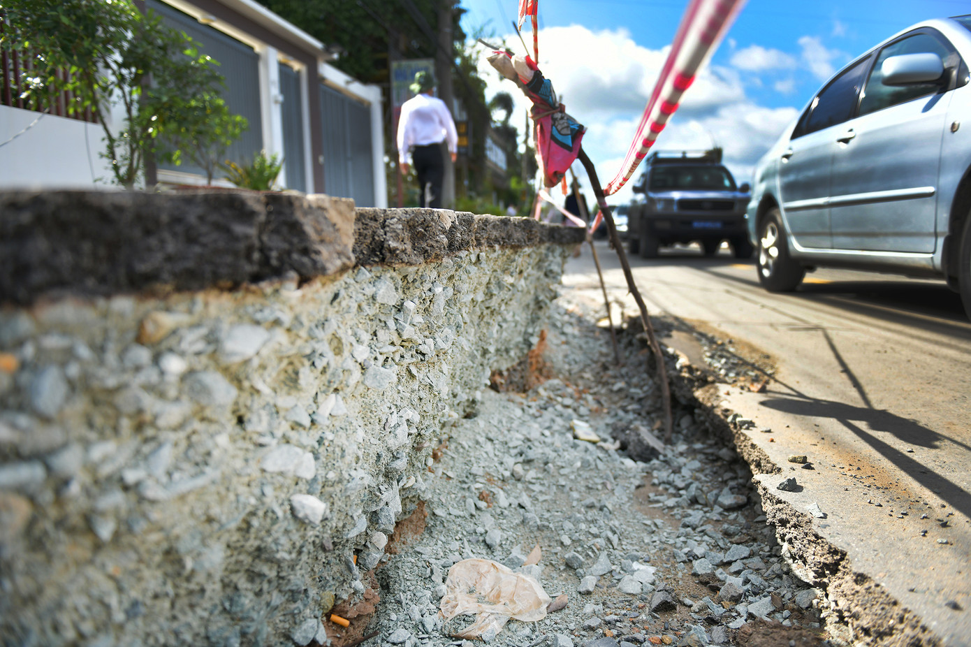 Tại hiện trường, nhiều khu vực có vết nứt rộng từ 0,5 - 0,7m, có khu vực vết nứt mặt đường rộng khoảng 1m với chiều sâu hơn 1m. Độ chênh lệch mặt đường do sạt lở rất lớn và có nguy cơ tiếp tục sụp lún phần đường từ vị trí sạt lở đến sát khu vực nhà dân Tại hiện trường, nhiều khu vực có vết nứt rộng từ 0,5 - 0,7m, có khu vực vết nứt mặt đường rộng khoảng 1m với chiều sâu hơn 1m. Độ chênh lệch mặt đường do sạt lở rất lớn và có nguy cơ tiếp tục sụp lún phần đường từ vị trí sạt lở đến sát khu vực nhà dân