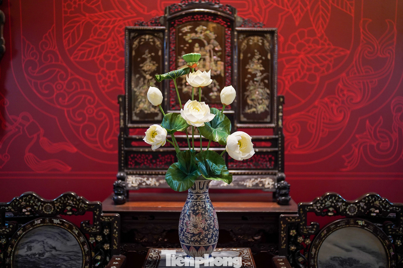 Điêu khắc gỗ thời Nguyễn đã tạo nên một phong cách riêng biệt cùng kỹ thuật tinh xảo hiếm có. Vì thế, sự ảnh hưởng đó ít nhiều tác động đến tư tưởng để hình thành các sản phẩm dân gian. Thời kỳ này, Huế giữ vị thế là đầu tàu của nền nghệ thuật dân tộc, cả nghệ thuật cung đình cao sang quý phái và nghệ thuật dân gian sinh động, phong phú. Không gian tiếp khách trong ngôi nhà cổ dân gian truyền thống với điểm nhấn là chiếc trấn phong cùng bộ bàn ghế bành tượng, được khảm xà cừ ngũ sắc và cẩn đá màu tạo thành nét đẹp rất đặc trưng. Hiện vật trưng bày có mảng chạm khắc bài “Sơn cư thu minh” của Vương Duy và “Xuân sơn nguyệt dạ” của Vu Lương Sử (thời nhà Đường, Trung Quốc).