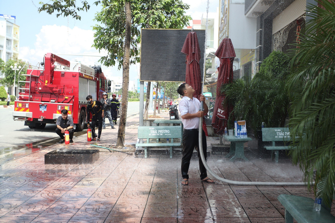 Nhân viên của quán tập thao tác chữa cháy.