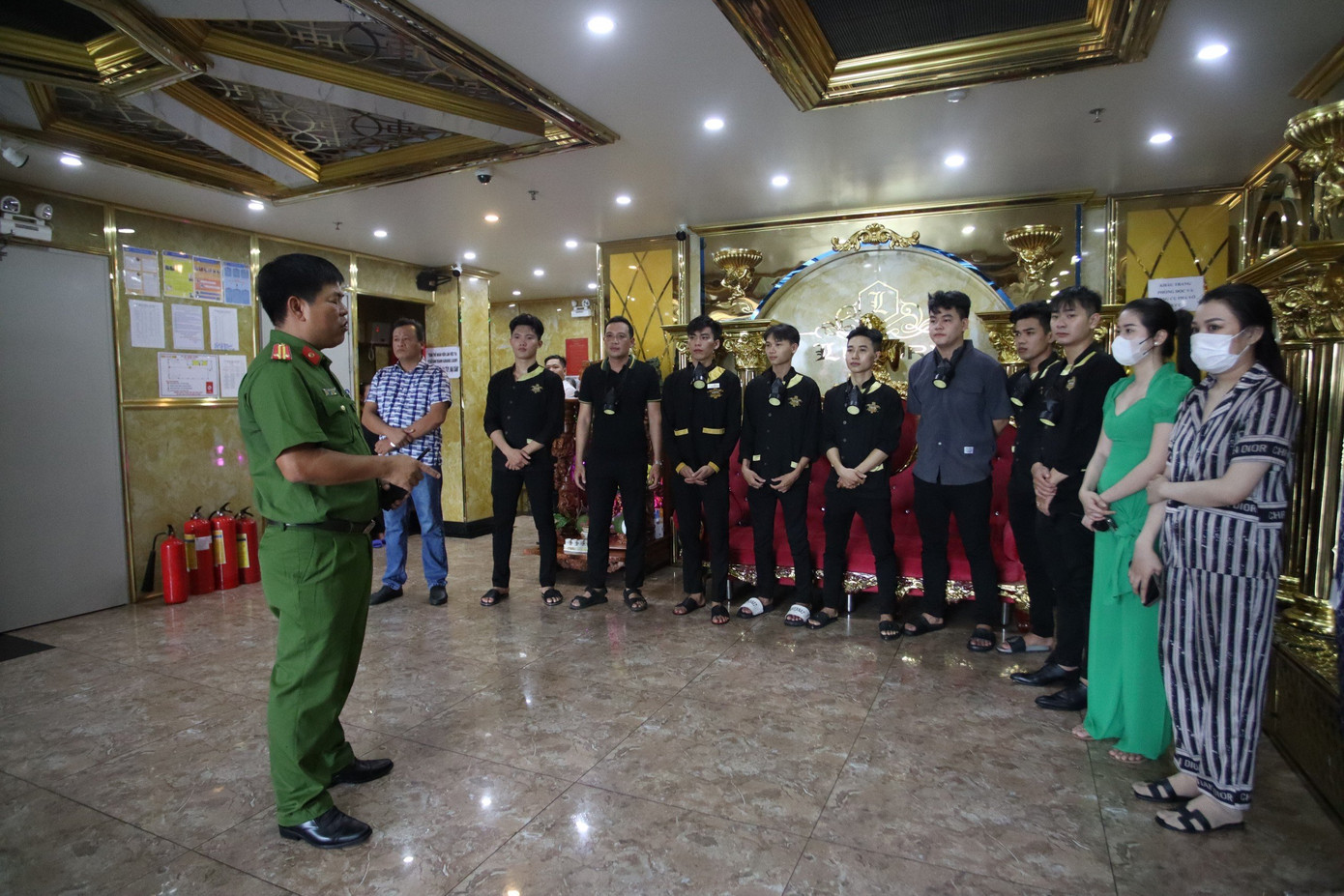 Địa điểm tổ chức diễn tập là quán Karaoke Luxury ( Phường 6, TP. Tân An). Việc diễn tập để chỉ dẫn cho khách và nhân viên biết cách thoát nạn khi xảy ra sự cố.