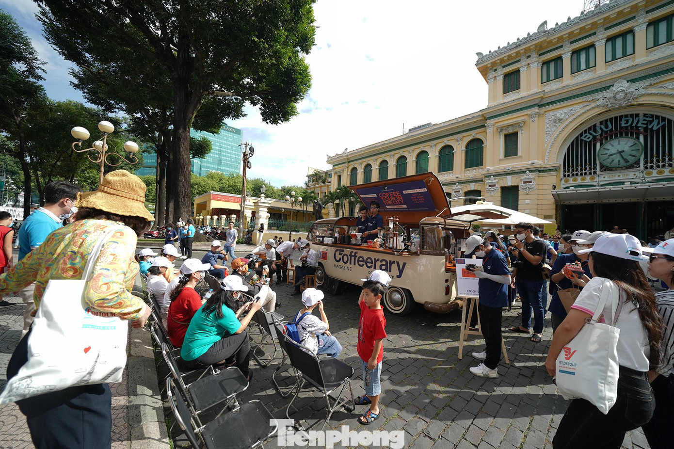 Du khách đang được nghe giới thiệu về cà phê, một hình ảnh khác lạ của Bưu điện Thành phố.