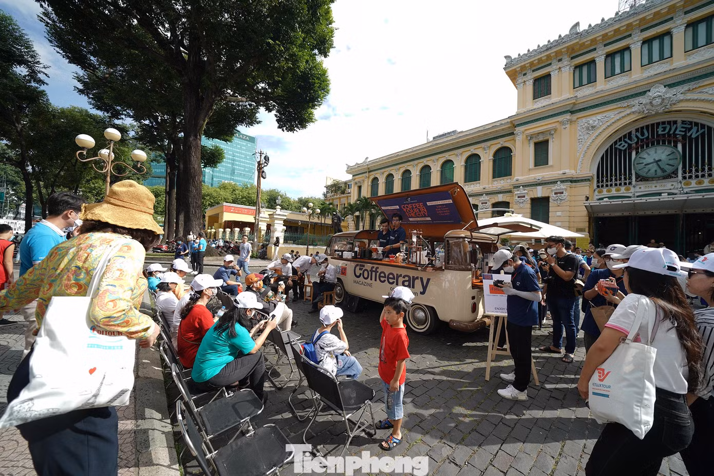 Du khách đang được nghe giới thiệu về cà phê, một hình ảnh khác lạ của Bưu điện Thành phố.