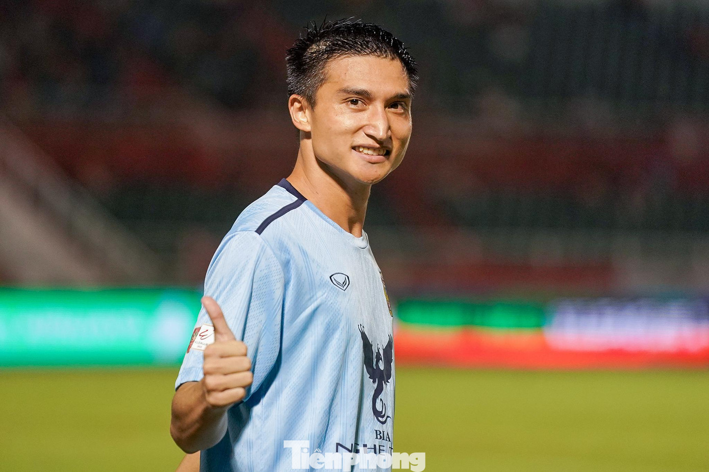 Phút thứ 4, Đào Văn Nam (17) đánh đầu tung lưới thủ môn Bùi Tiến Dũng sau pha đá phạt góc từ đồng đội, mở tỉ số cho HLHT.