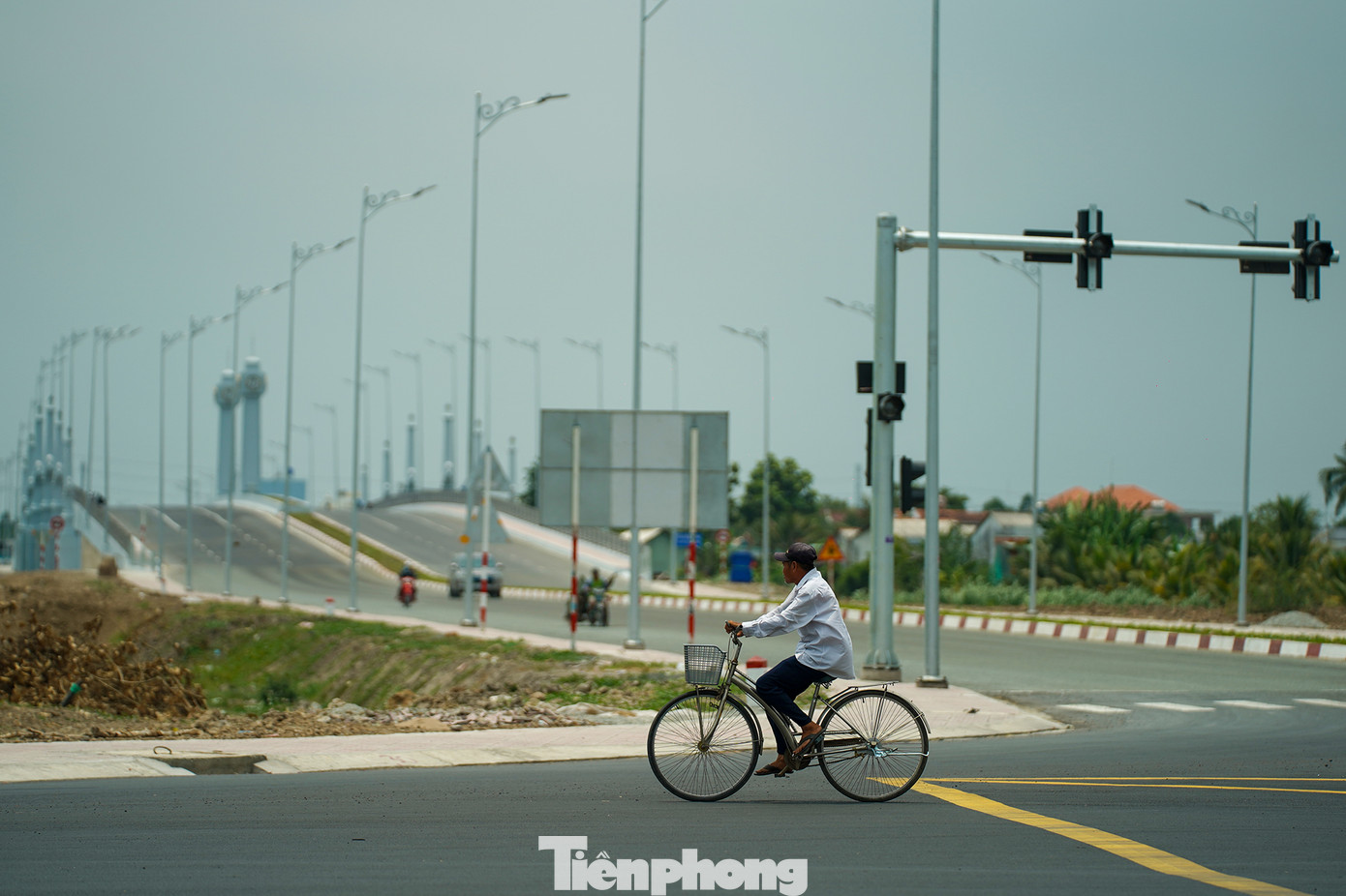 DIện mạo mới của cung đường vành đai bao quanh TP Tân An mang lại niềm vui, phấn khởi cho nhiều người.