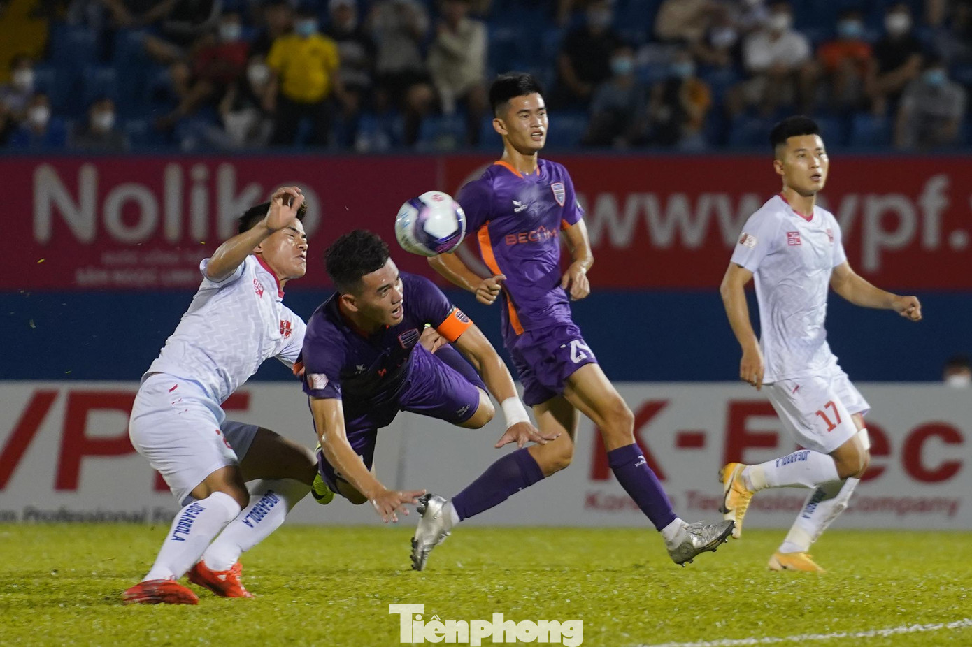 Đoàn quân của HLV Chu Đình Nghiêm đang thi đấu chặt chẽ khiến các chân sút của chủ nhà Bình Dương hoàn toàn bế tắc.