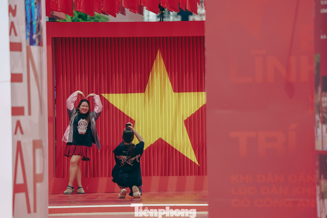 Nhiều bạn trẻ tìm đến đây để sống trong không khí tự hào về chặng đường 80 năm vinh quang, vẻ vang của lực lượng Công an nhân dân Việt Nam anh hùng. Nhiều bạn trẻ tìm đến đây để sống trong không khí tự hào về chặng đường 80 năm vinh quang, vẻ vang của lực lượng Công an nhân dân Việt Nam anh hùng.