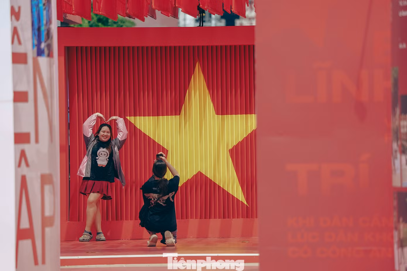 Nhiều bạn trẻ tìm đến đây để sống trong không khí tự hào về chặng đường 80 năm vinh quang, vẻ vang của lực lượng Công an nhân dân Việt Nam anh hùng.