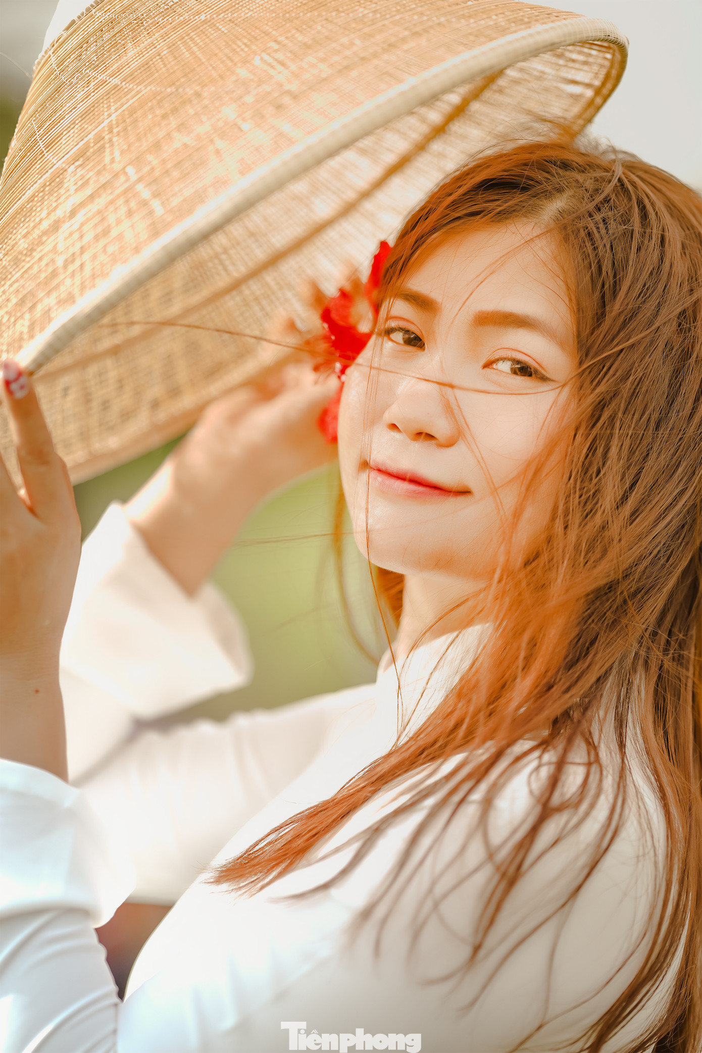 Trên các nền tảng như Facebook, Instagram hay TikTok, từ khóa “cây phượng Quận 12” đang xuất hiện ngày càng nhiều. Hàng trăm bức ảnh, video được chia sẻ với lượng tương tác “khủng”, biến địa điểm này thành một “hotspot” mùa hè tại TPHCM.