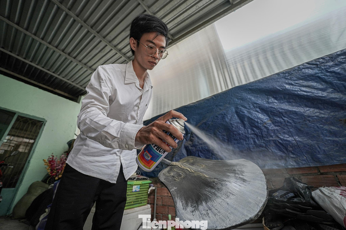 Thời gian đầu không biết hư và bỏ bao nhiêu món, tính ra chắc cũng vài trăm. Để có tiền đầu tư mua nguyên liệu, Tín nhận tiền cọc của khách rồi tiếp tục mua đồ về thực hiện công việc, vừa làm, vừa sửa.