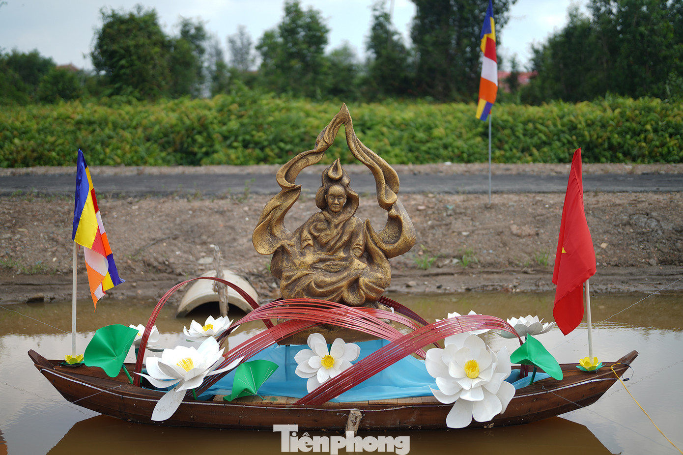 Tiểu cảnh thể hiện hình tượng Bồ tát Thích Quảng Đức. Dự kiến, lễ chiêm bái xá lợi của Bồ tát Thích Quảng Đức tại Việt Nam Quốc Tự (số 242-244, đường 3 Tháng 2, Quận 10, TPHCM) sẽ diễn ra từ 14 giờ ngày 6/5 đến hết ngày 10/5 (nhằm mùng 9 đến 13 tháng Tư năm Ất Tỵ).