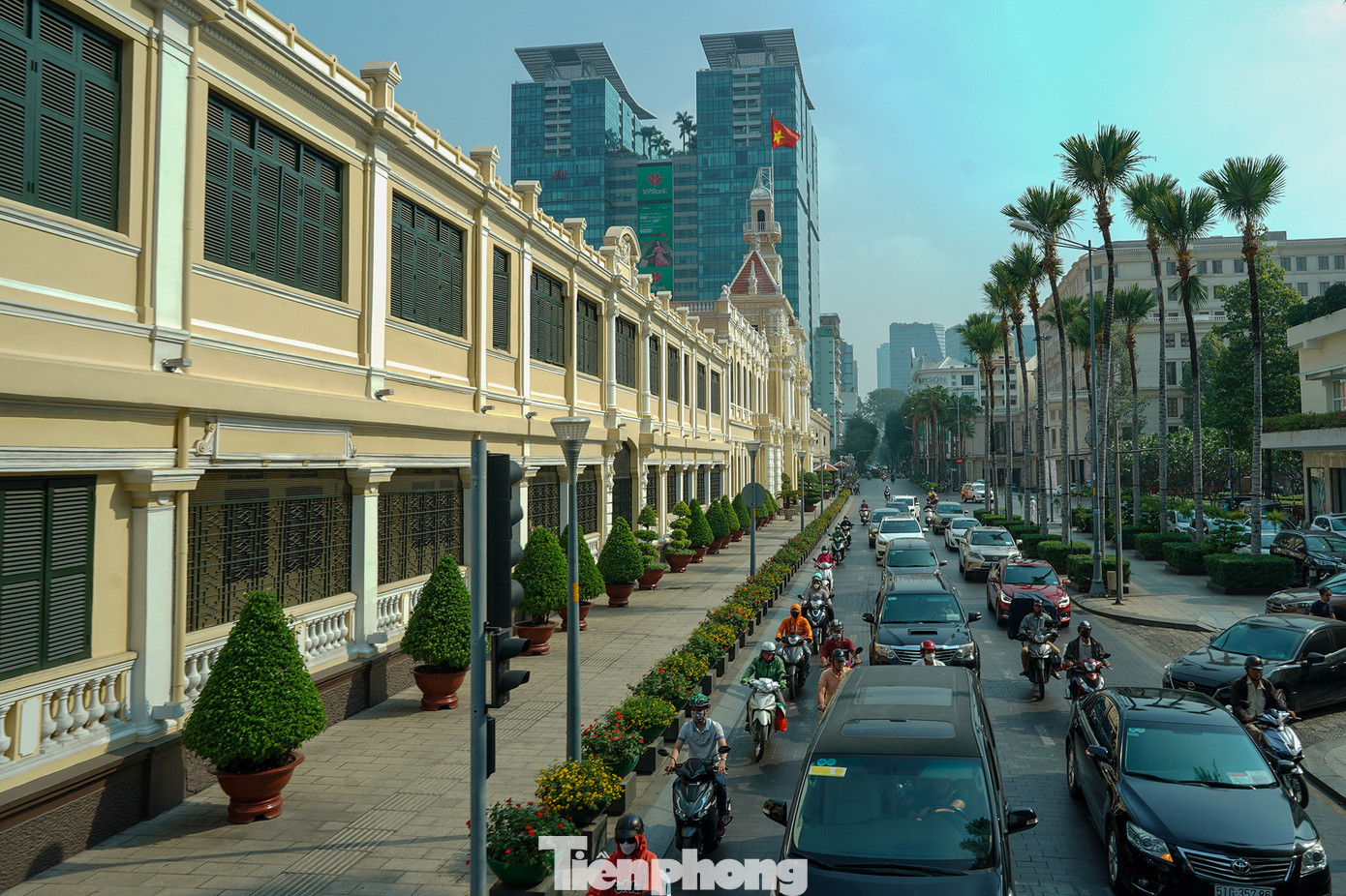 Theo đó, ngày 29 và 30/4 này, du khách nội địa và quốc tế đi theo đoàn và có đăng ký sẽ được tham quan, trải nghiệm một phần trụ sở HĐND và UBND TPHCM gồm khu vực sảnh chính, phòng tiếp khách quốc tế, cầu thang chính... của tầng trệt và tầng một.