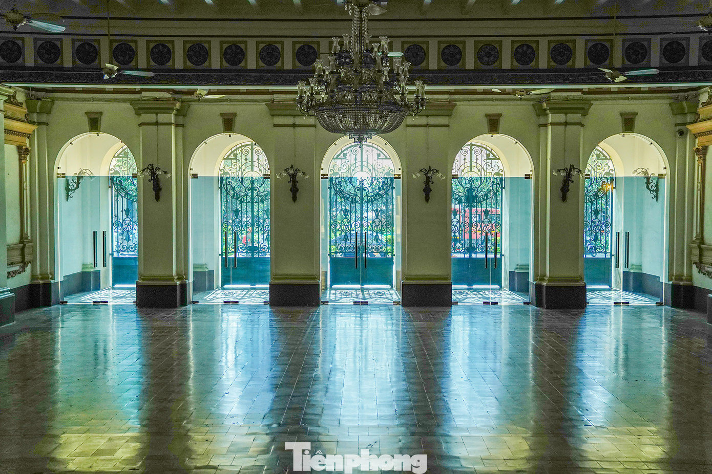 Hàng cửa ngay mặt tiền rất ít khi được mở. Hàng cửa này thường mở vào các dịp khánh tiết đón tiếp các đoàn ngoại giao...Cổng làm bằng sắt uốn hình hoa cầu kỳ, đặt ngay giữa tòa nhà. Bên trong cổng trang trí bởi những chiếc đèn cổ, phù điêu nổi trên từng cột thiết kế đăng đối nhau.