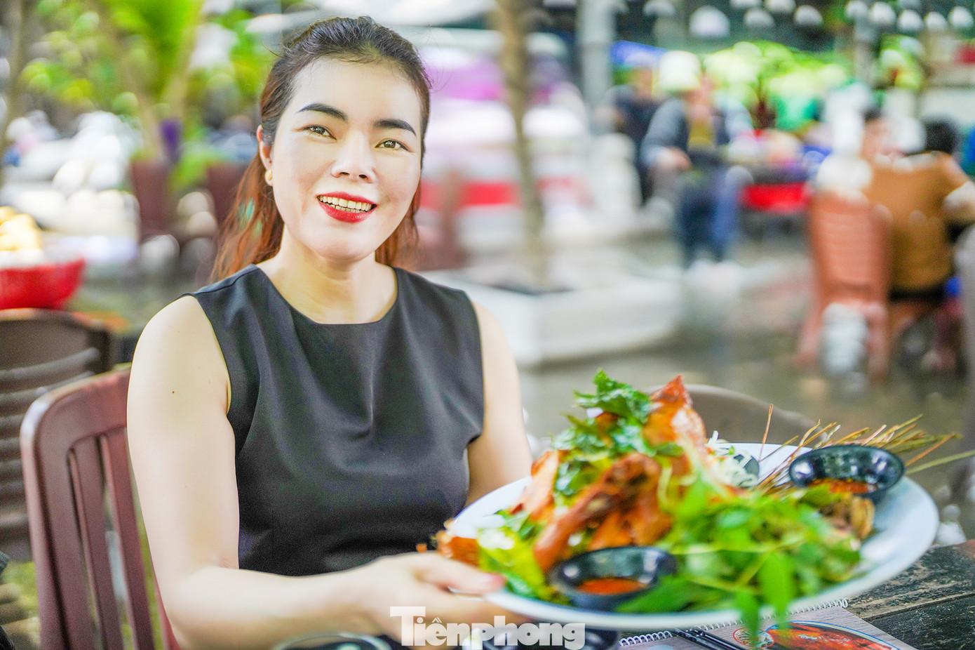 Nhóm của anh Nguyễn Tuấn (ngụ quận 12), chị Thảo Minh (áo đen) và chị Na Bin (cùng ngụ huyện Hóc Môn) tranh thủ ngày cuối tuần đến đây trải nghiệm mùa nước nổi và thưởng thức món gà nướng O Thum có nguồn gốc từ Campuchia. Nguyên liệu được làm từ gà ta lấy từ Bến Tre.