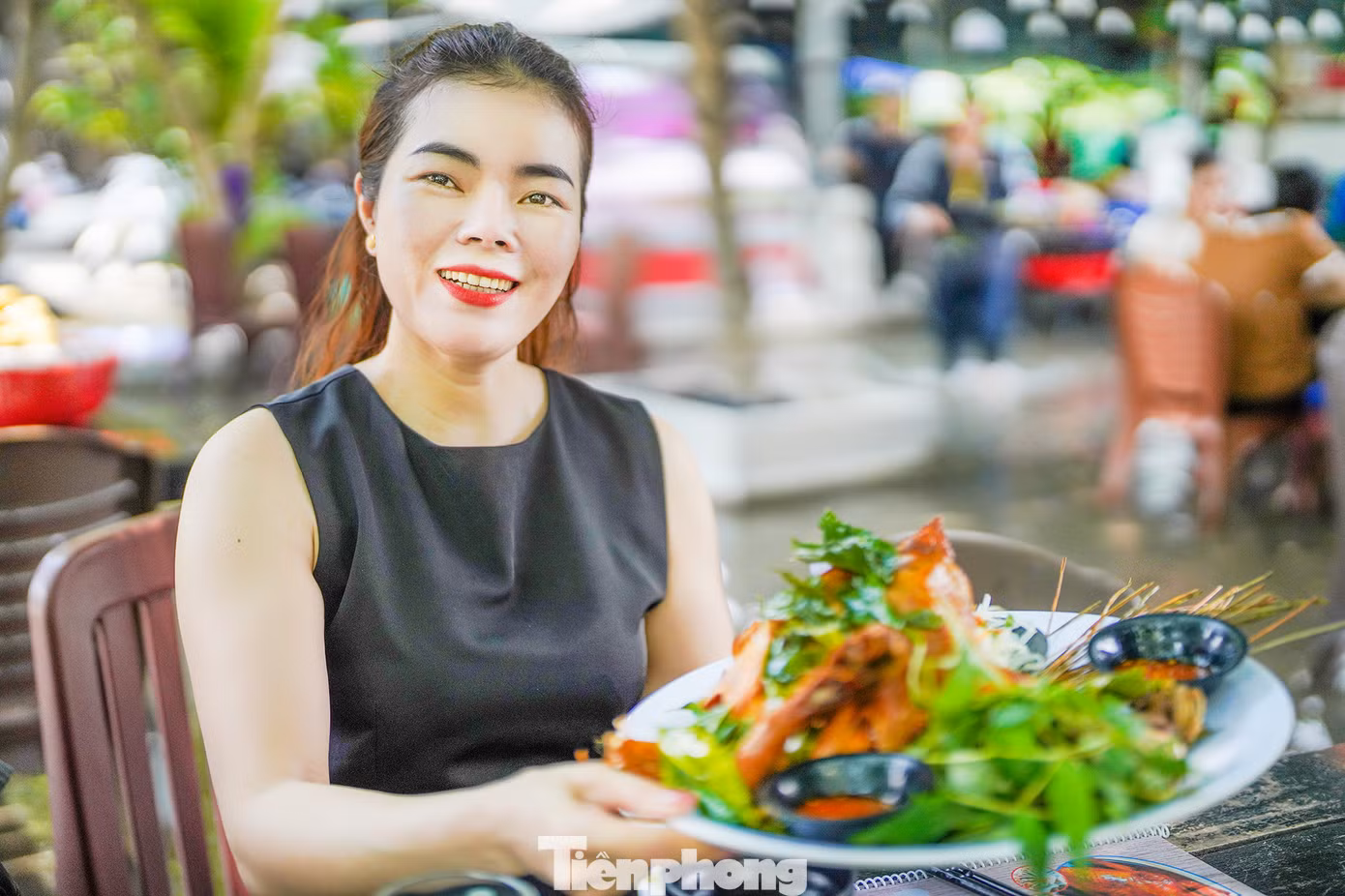 Nhóm của anh Nguyễn Tuấn (ngụ quận 12), chị Thảo Minh (áo đen) và chị Na Bin (cùng ngụ huyện Hóc Môn) tranh thủ ngày cuối tuần đến đây trải nghiệm mùa nước nổi và thưởng thức món gà nướng O Thum có nguồn gốc từ Campuchia. Nguyên liệu được làm từ gà ta lấy từ Bến Tre.