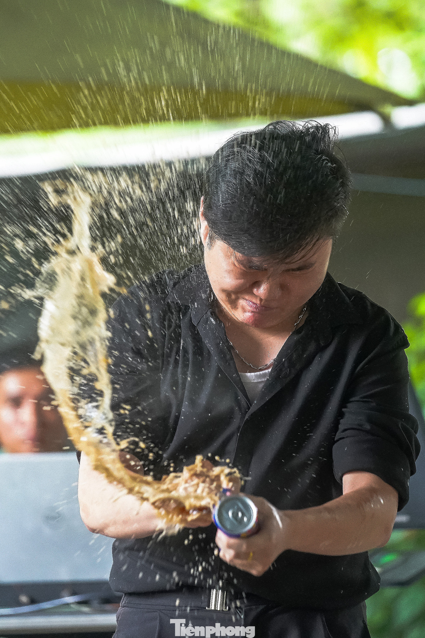 Phần biểu diễn Thiết Chỉ Công, dùng ngón trỏ chọc thủng lon nước ngọt.