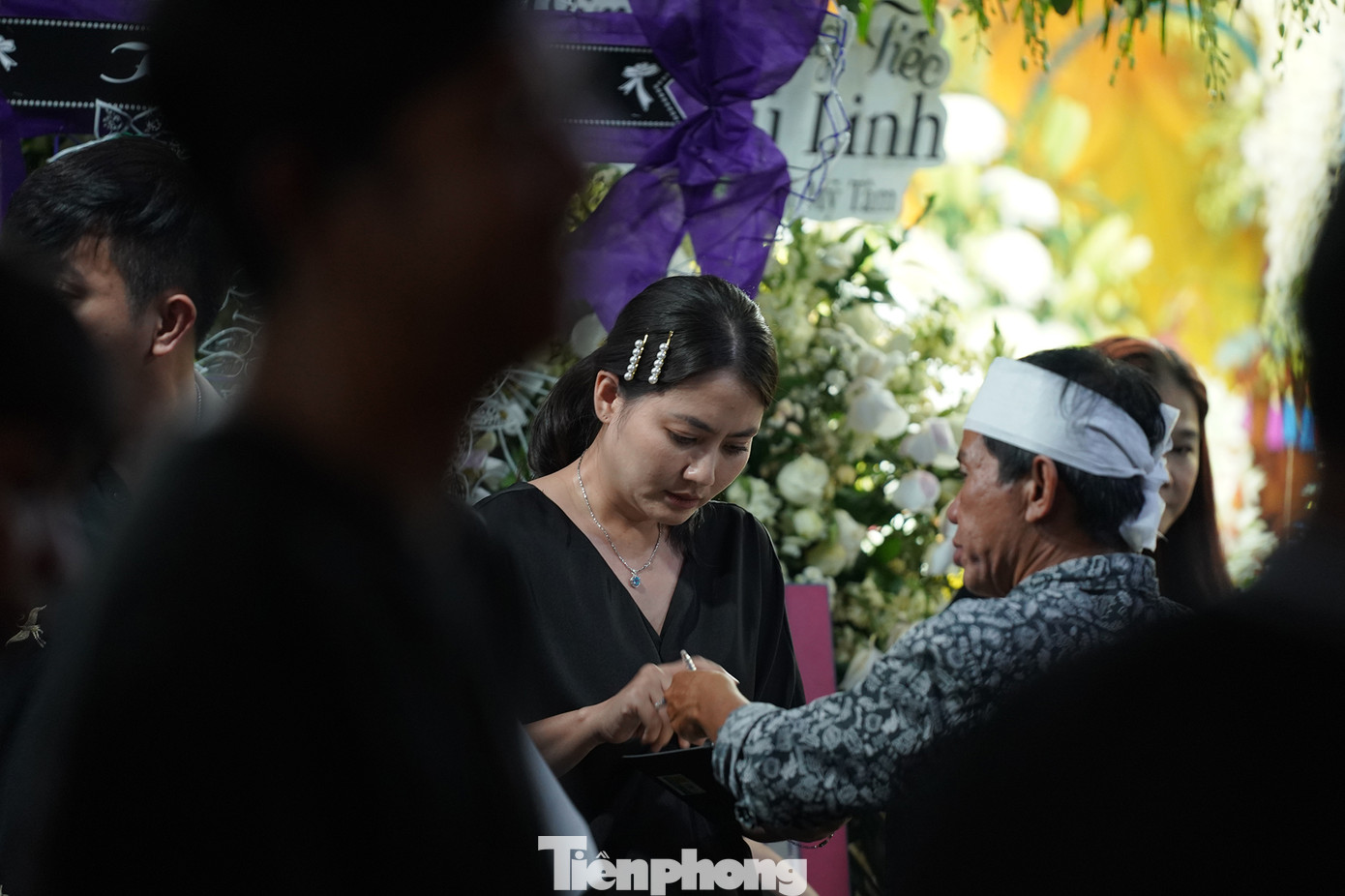 Đêm hát tiễn biệt Vũ Linh quy tụ phần lớn tài danh sân khấu miền Nam như NSND Bạch Tuyết, NSƯT Thoại Mỹ, NSƯT Ngọc Huyền, nghệ sĩ Ngân Tuấn, vợ chồng Chí Linh (em ruột Tài Linh) - Vân Hà, NSƯT Trọng Phúc, vợ chồng NSƯT Kim Tử Long - Trinh Trinh. nghệ sĩ Đào Vũ Thanh, Chuông vàng vọng cổ - NSƯT Thu Vân, nghệ sĩ hơi dài Chung Tử Long - Hồng Hạnh, nghệ sĩ đồng hành cùng Vũ Linh trong những năm 1980 Phượng Nhung...