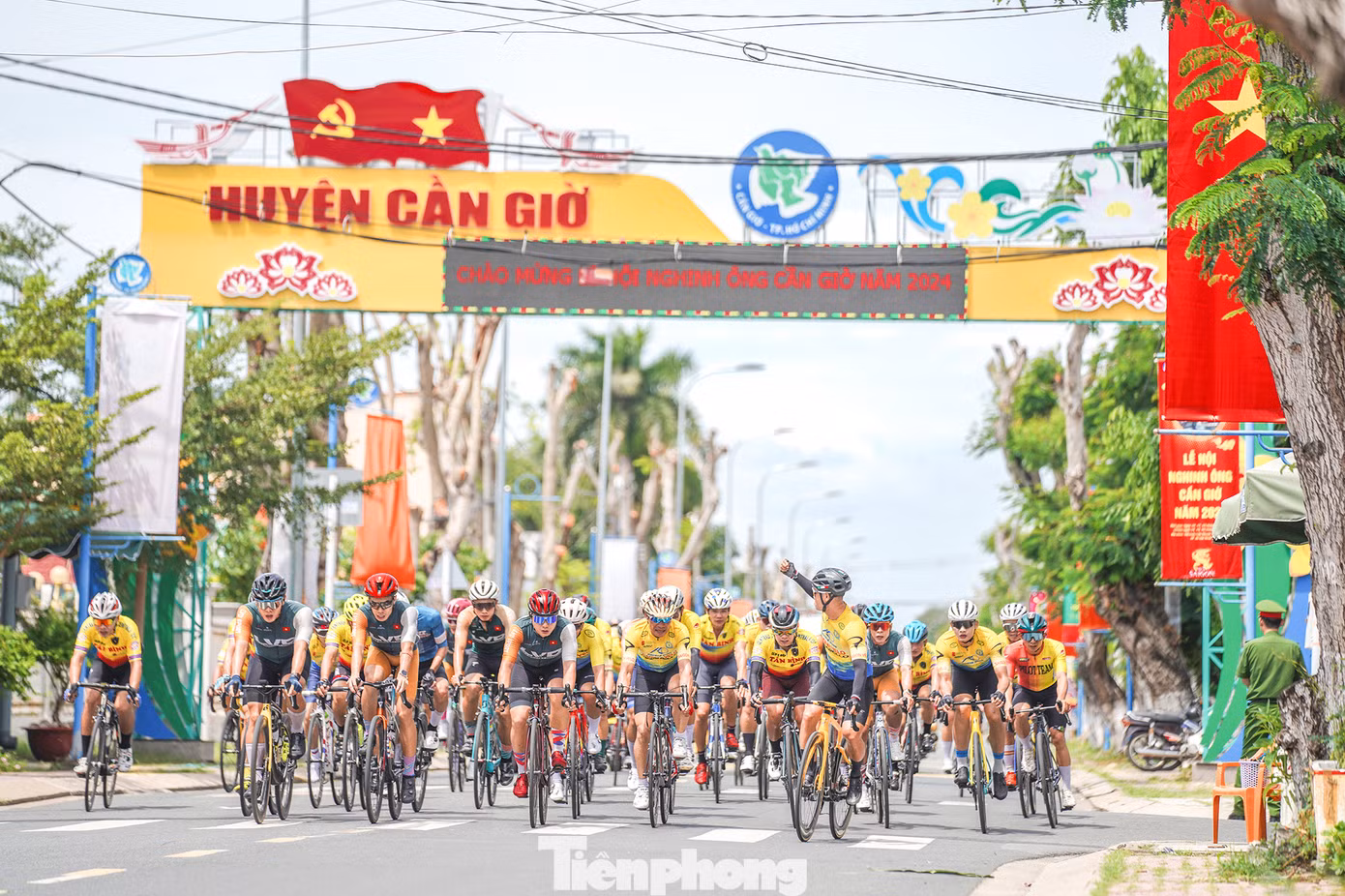 Ngay sau nghi thức thượng đại kỳ, giải đua xe đạp trẻ TPHCM chính thức khởi tranh.