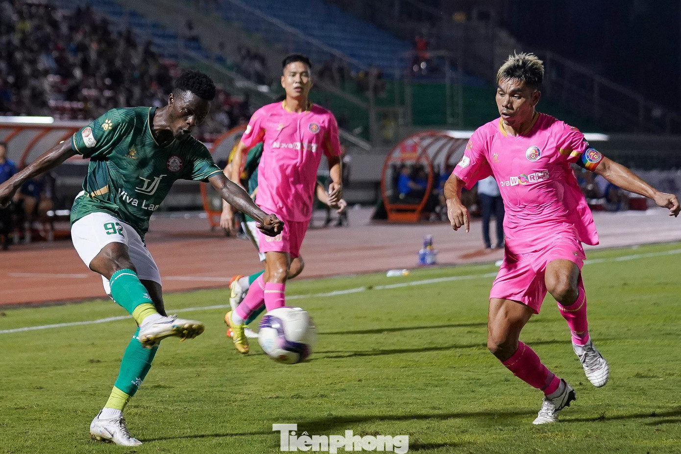 CLB TPHCM bắn phá liên tục Sài Gòn FC bằng nhiều pha tấn công từ hai cánh, xuất phát từ các đường chuyền trung lộ. CLB TPHCM bắn phá liên tục Sài Gòn FC bằng nhiều pha tấn công từ hai cánh, xuất phát từ các đường chuyền trung lộ.