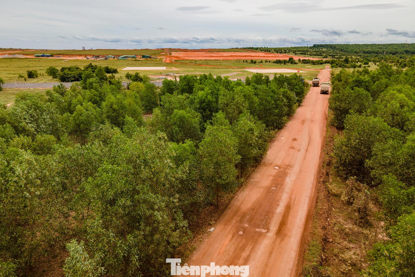 Con đường tạm dẫn vào dự án sân bay Phan Thiết.