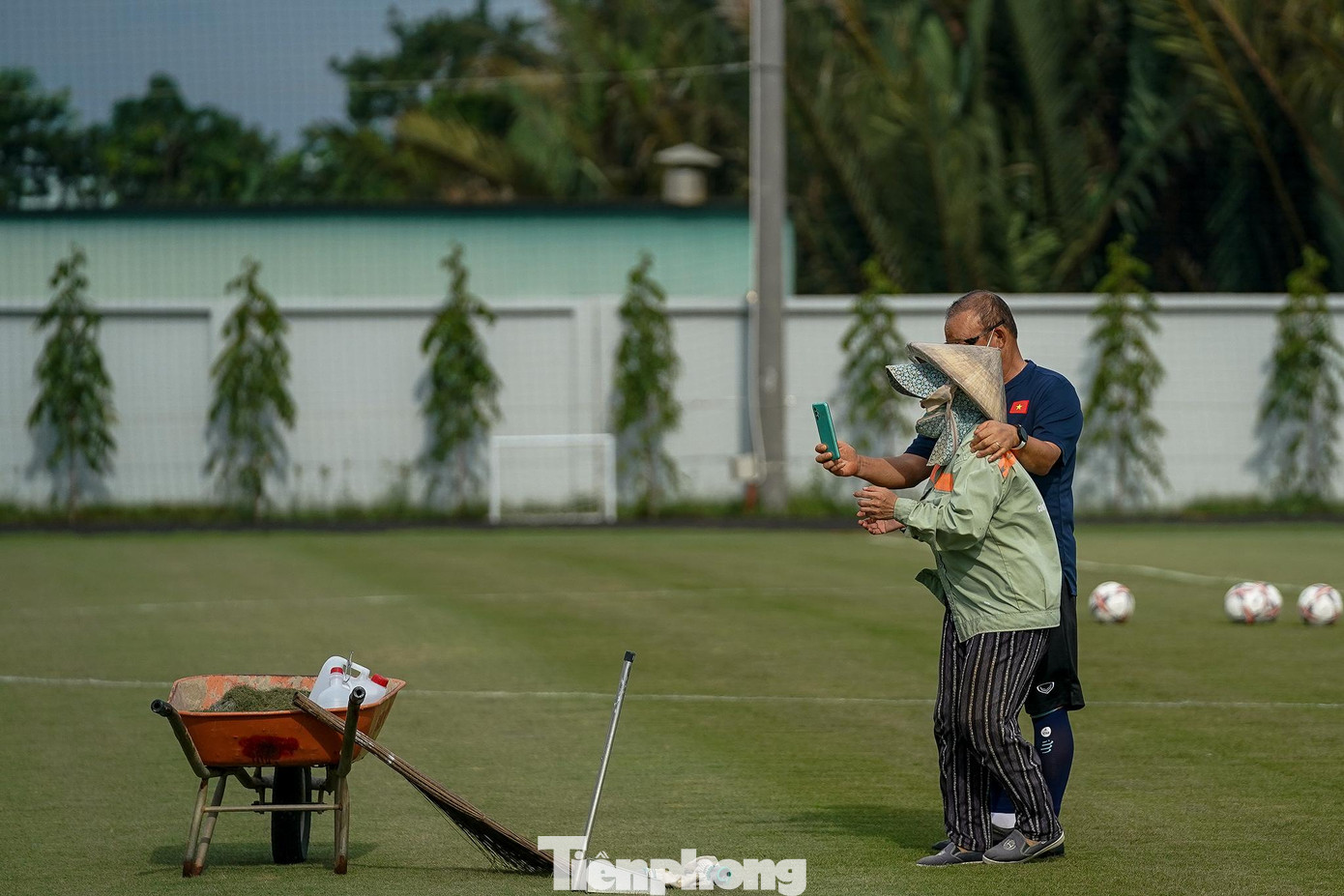 HLV Park Hang-seo vui vẻ chụp ảnh cùng nhân viên chăm sóc cỏ.