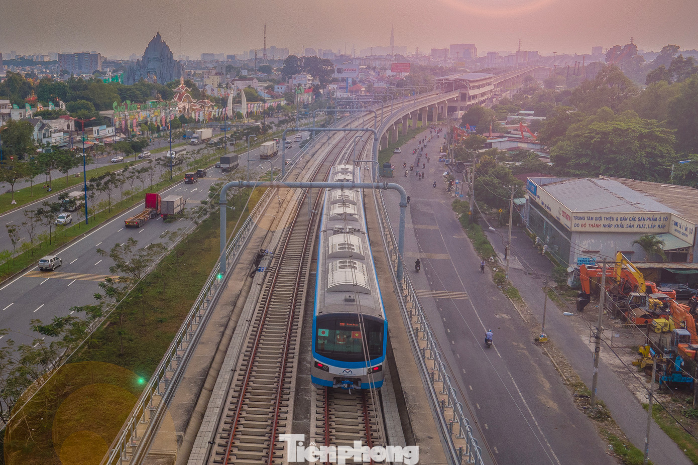 Đoàn tàu đi ngang qua KDL Suối Tiên (TP Thủ Đức).