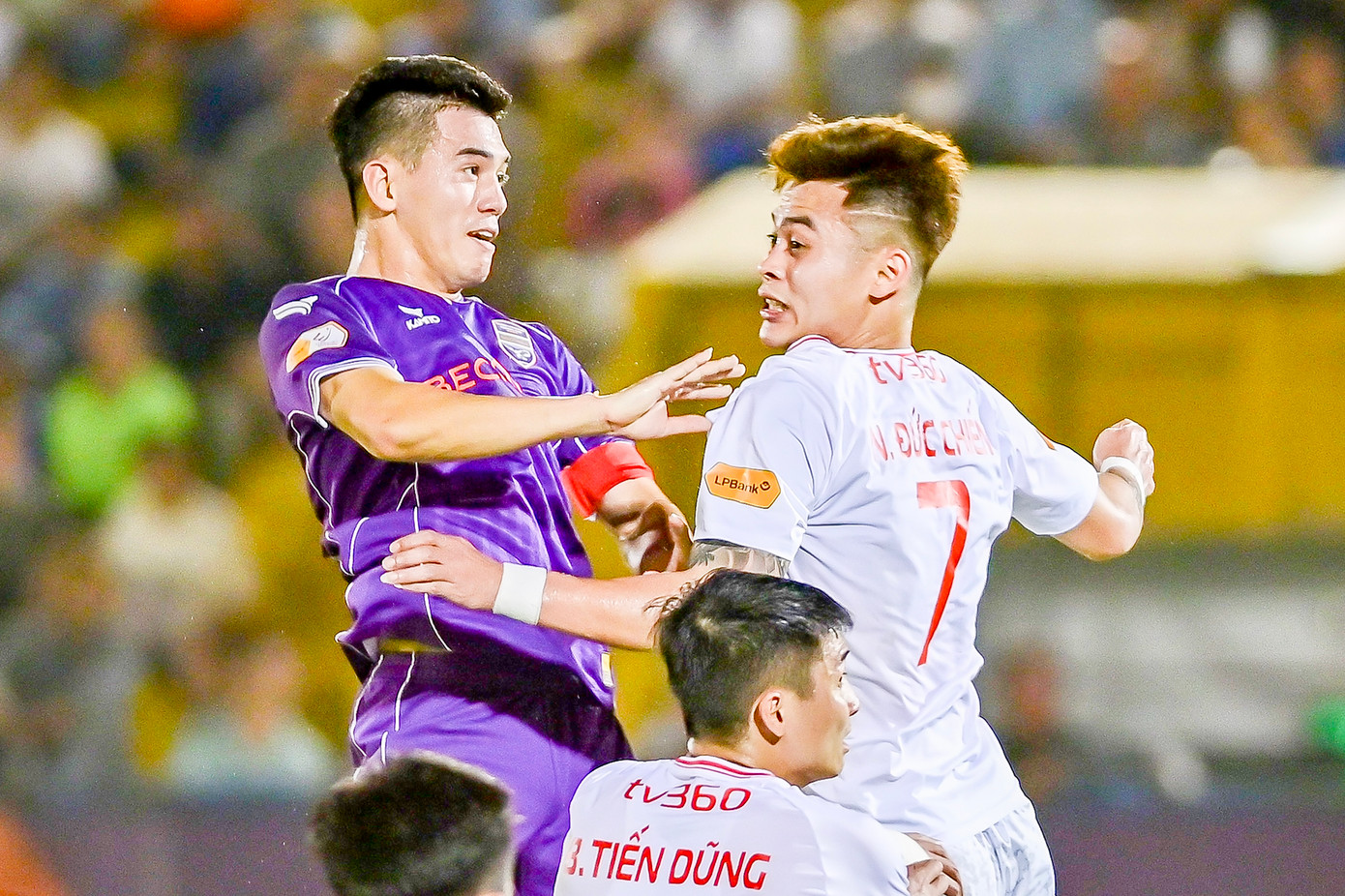 Trong khi đó, tiền đạo tuyển Việt Nam Nguyễn Tiến Linh phải rời sân với chấn thương. Lực lượng y tế phải chườm đá vào đầu gối cho Tiến Linh.