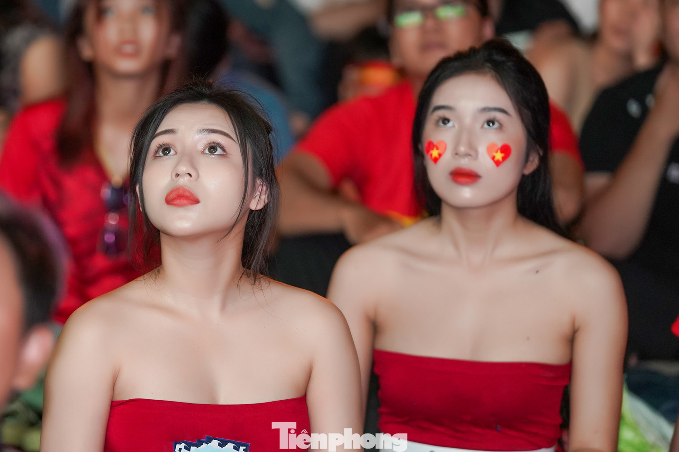 Mỗi khi cầu thủ Thái Lan có bóng triển khai tấn công, nét lo lắng càng thể hiện rõ hơn trên mặt của những người chăm chú theo dõi trận đấu.