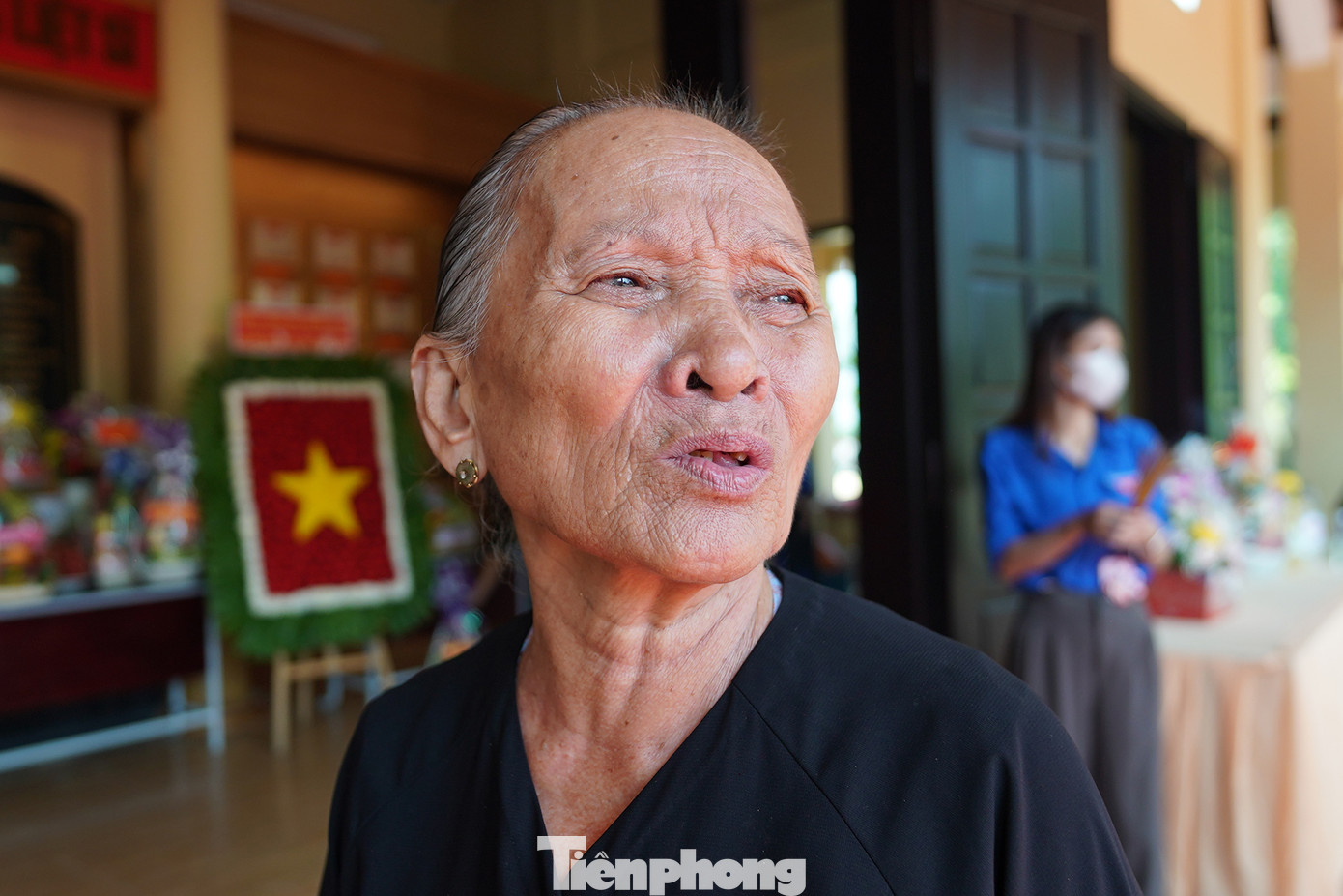 Nữ dân công hoả tuyến ấp Tân Hoà 1 Nguyễn Thị Khỏi vẫn còn rất minh mẫn. "Thế hệ dân công ngày ấy lớp thì hy sinh trong tù, lớp thì bạo bệnh. Thời đó, cứ 19h tối, tụi tui lại gọi nhau tập trung ở ngã tư Tân Hòa 1. Đến 20h, cả đoàn được lệnh di chuyển đi tải thương. Trời tối đen như mực, đoàn người chủ yếu là phụ nữ tuổi đôi mươi bắt đầu lên đường. Trên tay họ không một tấc sắt nhưng trong tâm trí họ là ý chí kiên cường" - bà Khỏi kể lại.