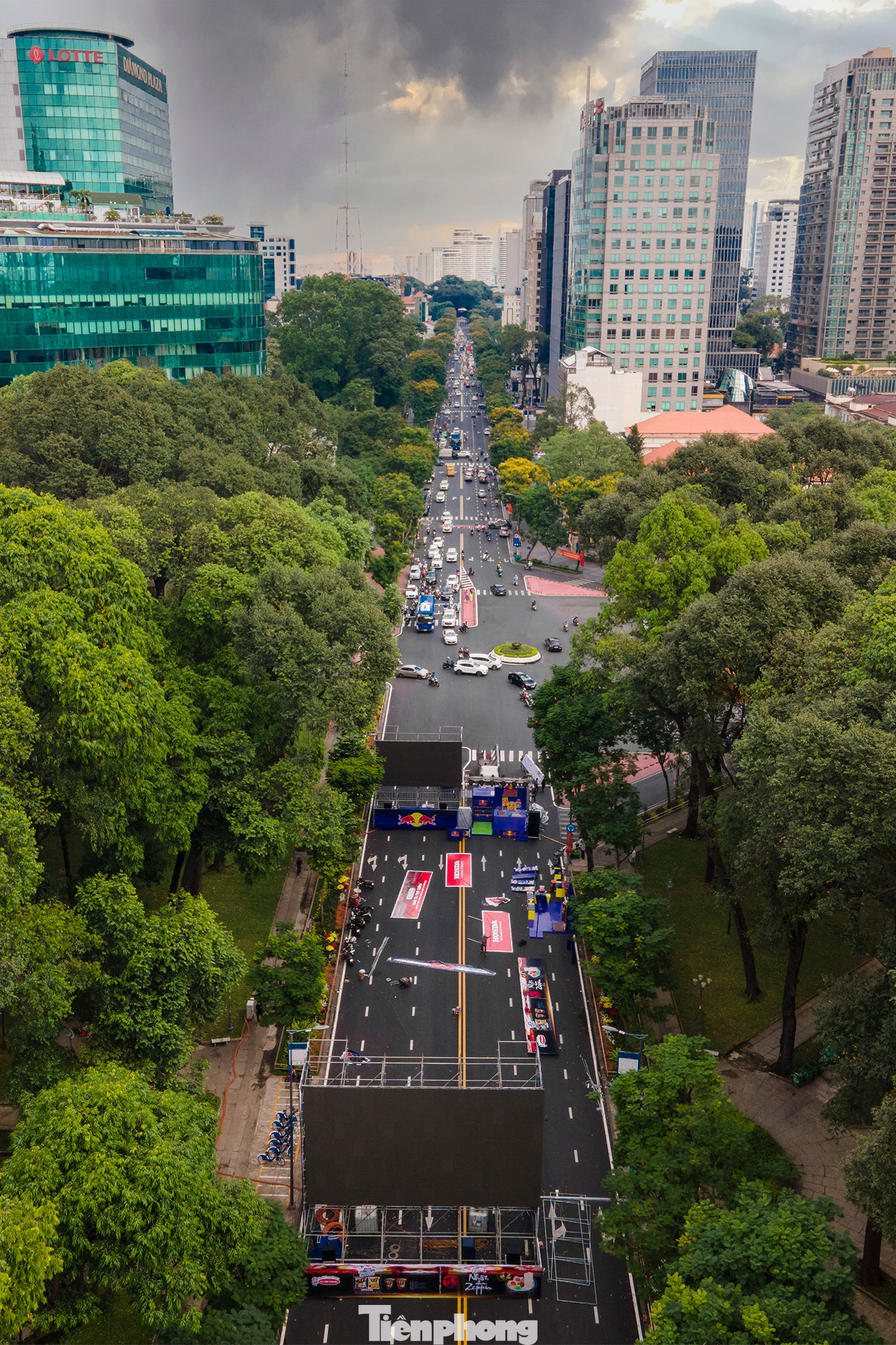 Để đảm bảo trật tự an toàn giao thông trong thời gian tổ chức chương trình phục vụ người hâm mộ bóng đá TPHCM, Sở Giao thông vận tải cũng ra thông báo cấm các loại phương tiện giao thông vào đường Lê Duẩn (đoạn từ đường Nam Kỳ Khởi Nghĩa đến đường Phạm Ngọc Thạch), Quận 1 từ ngày 10/1 đến hết ngày 16/1. Để đảm bảo trật tự an toàn giao thông trong thời gian tổ chức chương trình phục vụ người hâm mộ bóng đá TPHCM, Sở Giao thông vận tải cũng ra thông báo cấm các loại phương tiện giao thông vào đường Lê Duẩn (đoạn từ đường Nam Kỳ Khởi Nghĩa đến đường Phạm Ngọc Thạch), Quận 1 từ ngày 10/1 đến hết ngày 16/1.