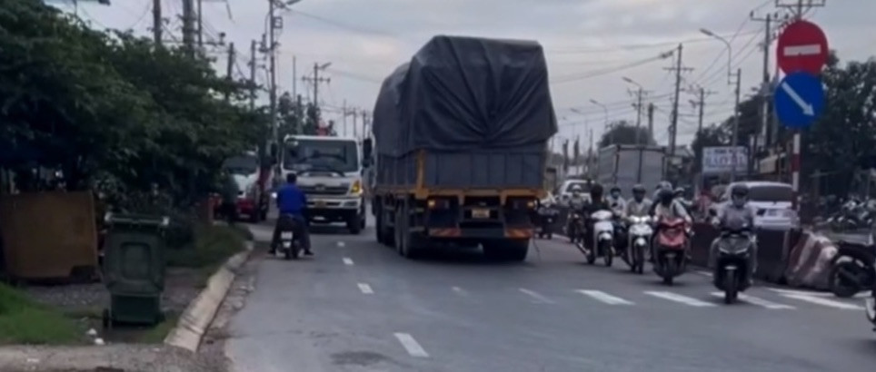Xe tải ngang nhiên đi ngược chiều trên quốc lộ 1A.