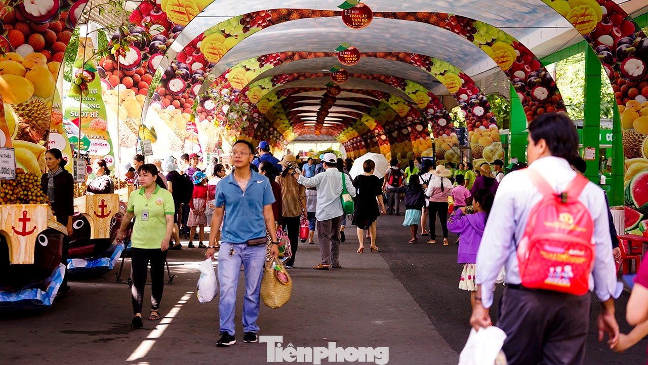 Chợ trái cây đặc sản hội tụ nhiều thương hiệu trái cây đặc sản nổi tiếng.