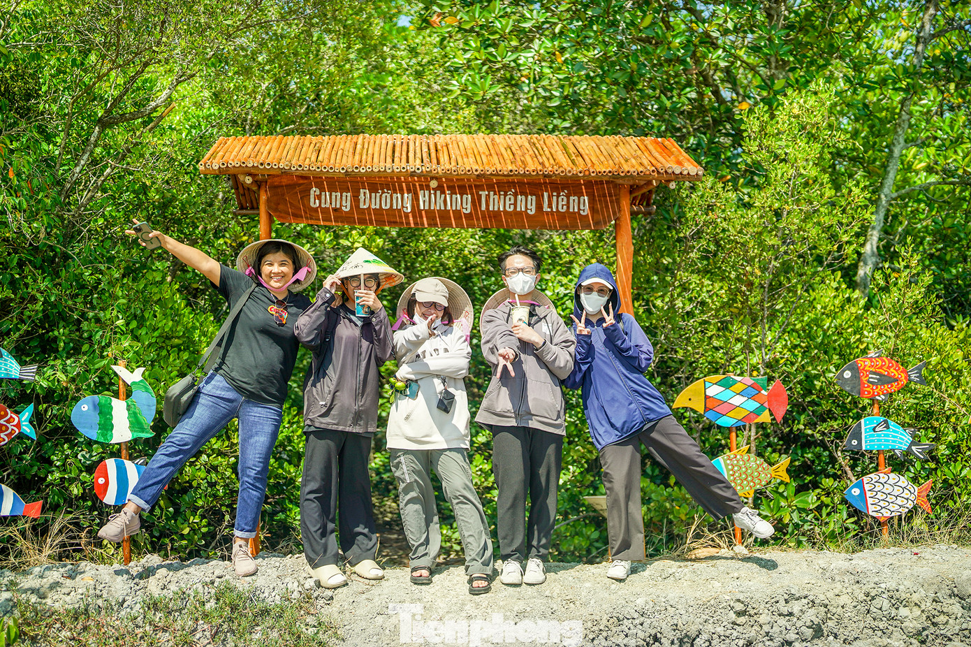 Thiềng Liềng vẫn chưa chịu nhiều tác động của con người nên vẫn giữ cho mình sự mộc mạc, nét tự nhiên mà không phải miền biển nào cũng có. Nơi này còn có núi Giồng Chùa là ngọn núi đá duy nhất của TPHCM và những cánh đồng muối bạt ngàn.