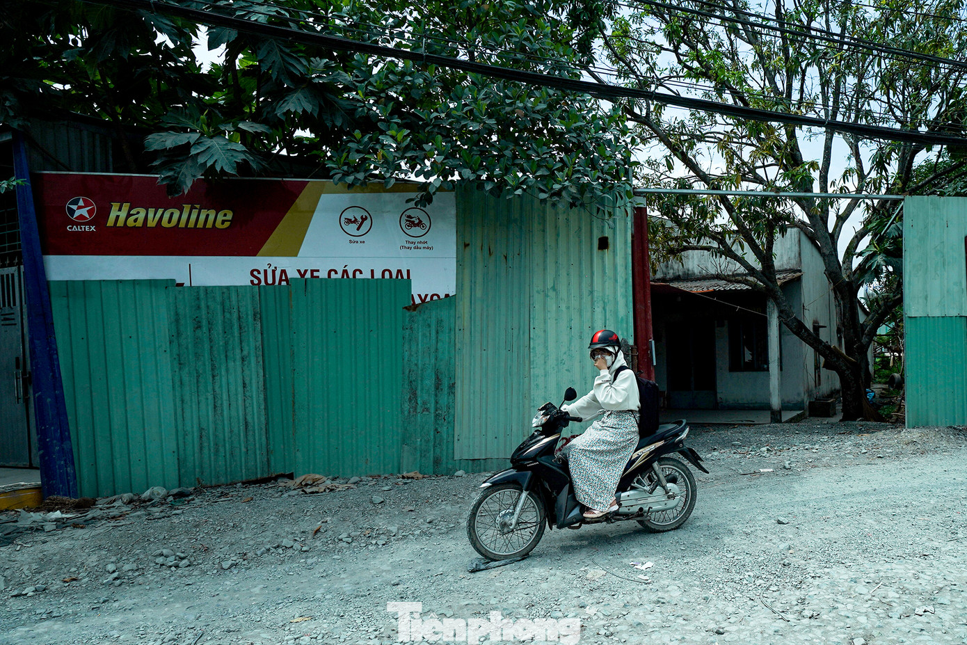 Người dân đi qua đoạn này phải bịt kín khuôn mặt vì bụi mù mịt.