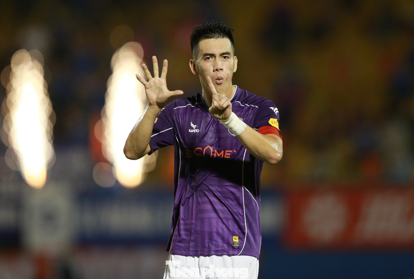 Phút 60, tiền đạo đội trưởng Tiến Linh xoay xở rồi dứt điểm qua đầu thủ môn Lê Giang, nâng tỷ số lên 2-0 cho Bình Dương.