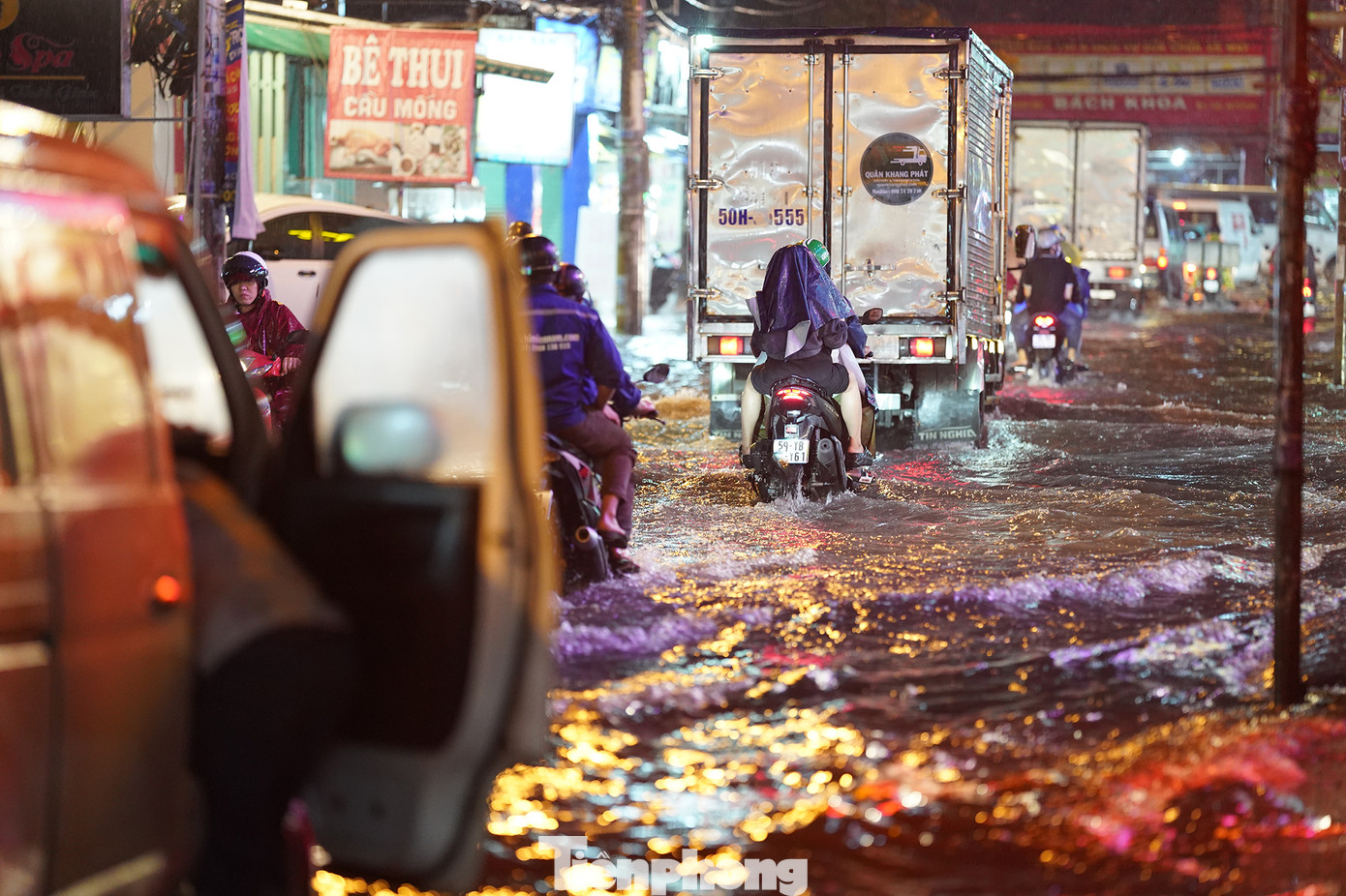 Một chiếc xe chở hàng chết máy, tài xế loay hoay tìm cách kích bình điện khá lâu.