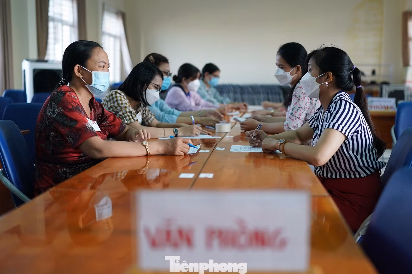 Điểm thi THCS Hà Huy Tập huy động 75 cán bộ giáo viên phụ trách 18 phòng thi với 432 thí sinh. Ông Lê Hoài Nam, Phó giám đốc Sở GD&amp;ĐT TPHCM cho biết, kỳ thi tuyển sinh lớp 10 năm nay có khoảng 94.000 nghìn thí sinh tham gia tại 150 điểm thi, gồm 139 điểm thi thường, 11 điểm thi chuyên. Mỗi điểm được bố trí ít nhất ba phòng thi riêng cho thí sinh F0, nghi nhiễm COVID-19. TPHCM đã huy động 12.000 cán bộ, giáo viên tham gia coi thi cùng hàng nghìn nhân viên hỗ trợ đảm bảo an toàn tại các điểm thi. Mỗi phòng sắp xếp tối đa 24 thí sinh, mỗi em ngồi một bàn hoặc đảm bảo giãn cách. Các phòng thi thông thoáng, không sử dụng máy lạnh.