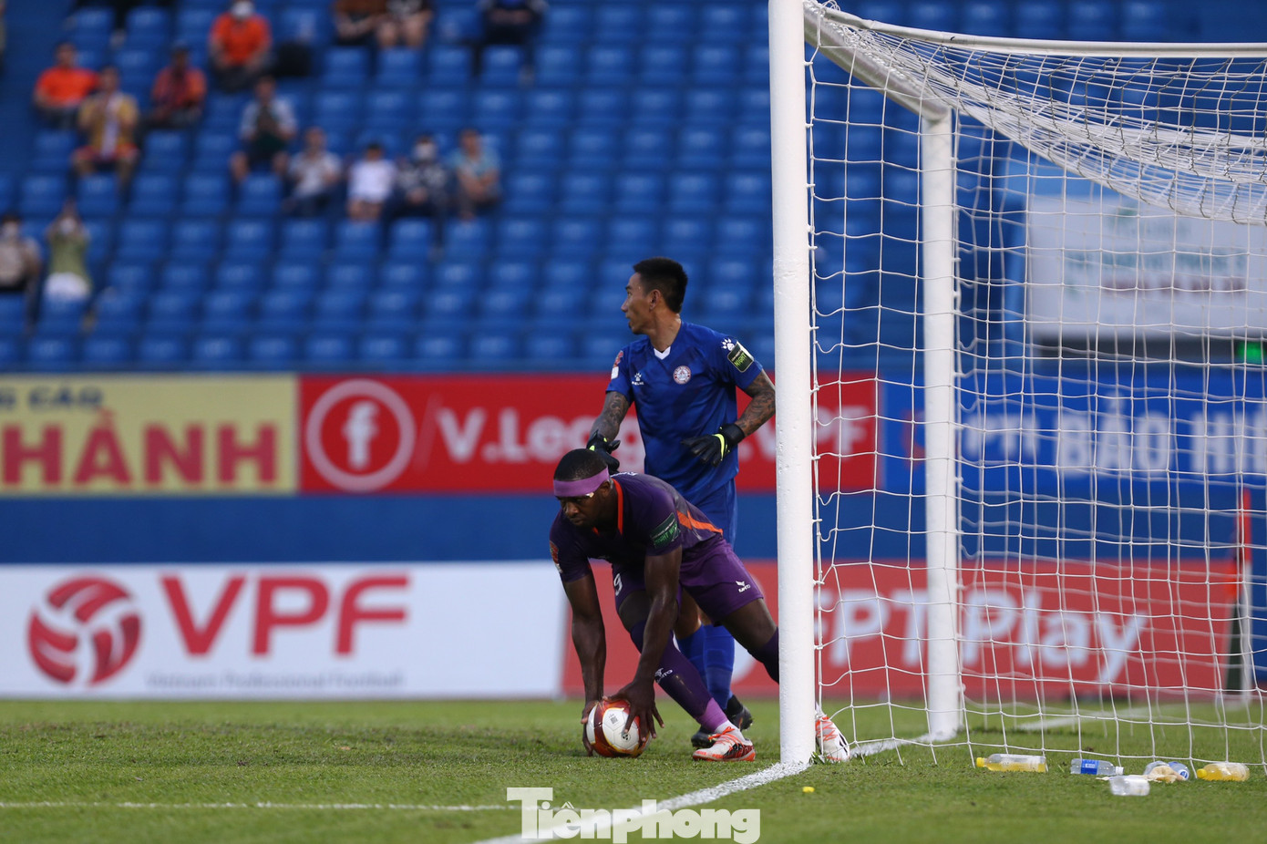 Phút 45, Tuấn Cảnh ngã trong vòng cấm sau pha va chạm với Huy Toàn. Trọng tài Ngô Duy Lân lập tức chỉ tay vào chấm 11 m, trao cho CLB Bình Dương quả phạt đền. Trên chấm đá phạt, Rimario dễ dàng đánh bại Thanh Thắng với cú đặt lòng hiểm vào góc phải khung thành.