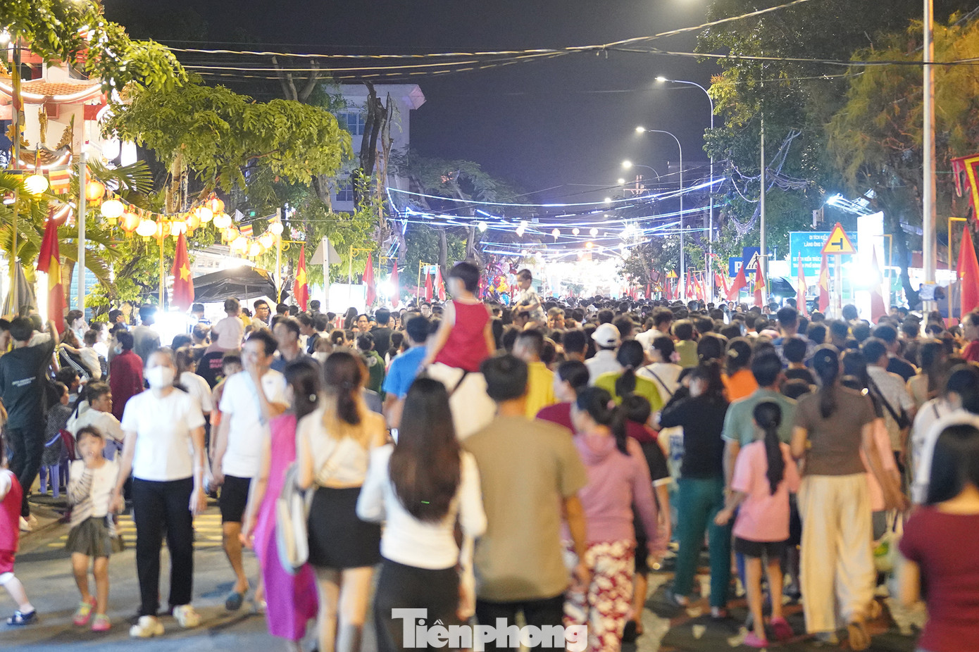 Từ lúc 19 giờ, hàng chục ngàn người dân và du khách đã đổ về kè đá công viên thị trấn Cần Thạnh, nơi có thể theo dõi màn biểu diễn.