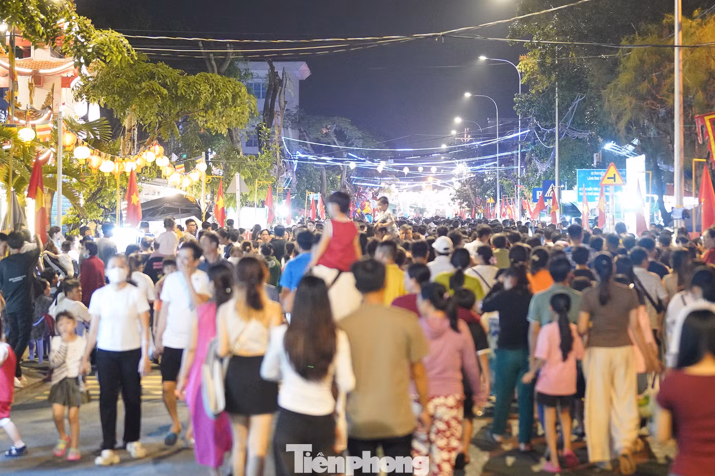 Từ lúc 19 giờ, hàng chục ngàn người dân và du khách đã đổ về kè đá công viên thị trấn Cần Thạnh, nơi có thể theo dõi màn biểu diễn.