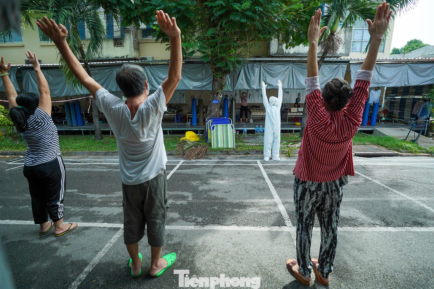 Một buổi tập phục hồi chức năng cho bệnh nhân mắc COVID-19 của bệnh viện Phục hồi chức năng và Điều trị bệnh nghề nghiệp (quận 8).