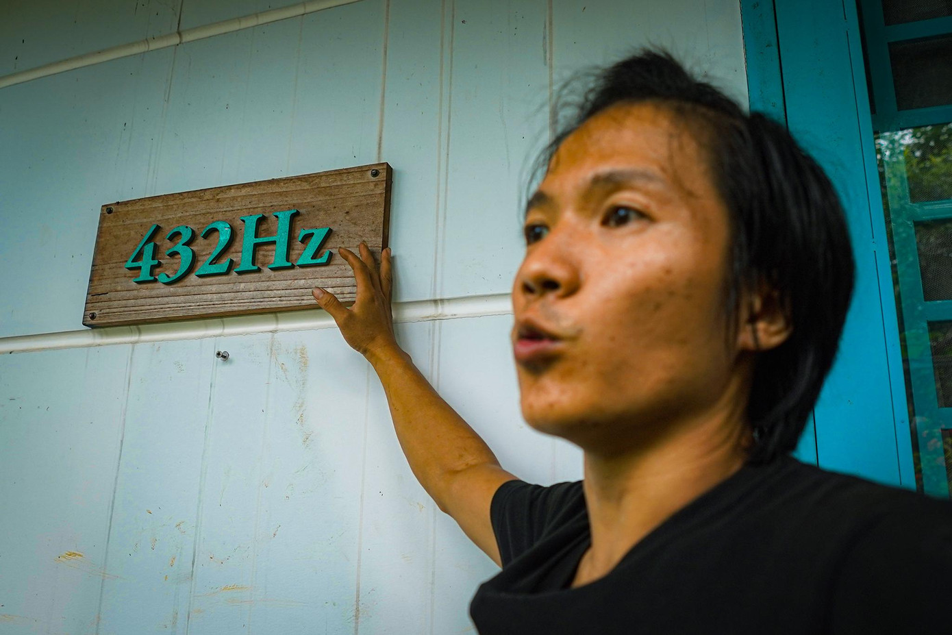 Theo một số nghiên cứu, tần số 432Hz có tác dụng giúp giải phóng căng thẳng và giảm stress khỏi cơ thể và tâm trí một cách tự nhiên; giải phóng serotonin và endorphin, giữ cho huyết áp và nhịp tim ổn định; giải phóng sự tắc nghẽn năng lượng tiêu cực và hoạt động như một công cụ chữa lành âm thanh tốt để thải độc tố.