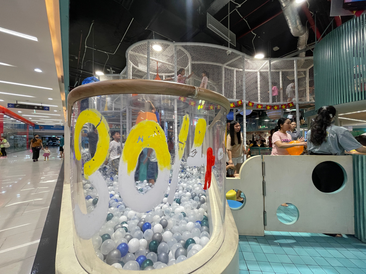 Kỳ nghỉ lễ 30/4 năm nay kéo dài 5 ngày và rơi vào cao điểm của đợt nắng nóng gay gắt nên nhiều người dân TPHCM chọn cách vào các nhà hàng, quán ăn, rạp chiếu phim, khu vui chơi trong các trung tâm thương mại (TTTM) để giải trí và tránh nóng.