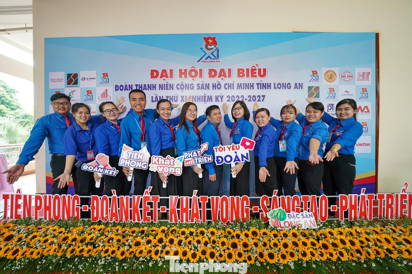 Tuổi trẻ Long An thể hiện sự năng động qua các khẩu hiệu. Tuổi trẻ Long An thể hiện sự năng động qua các khẩu hiệu.