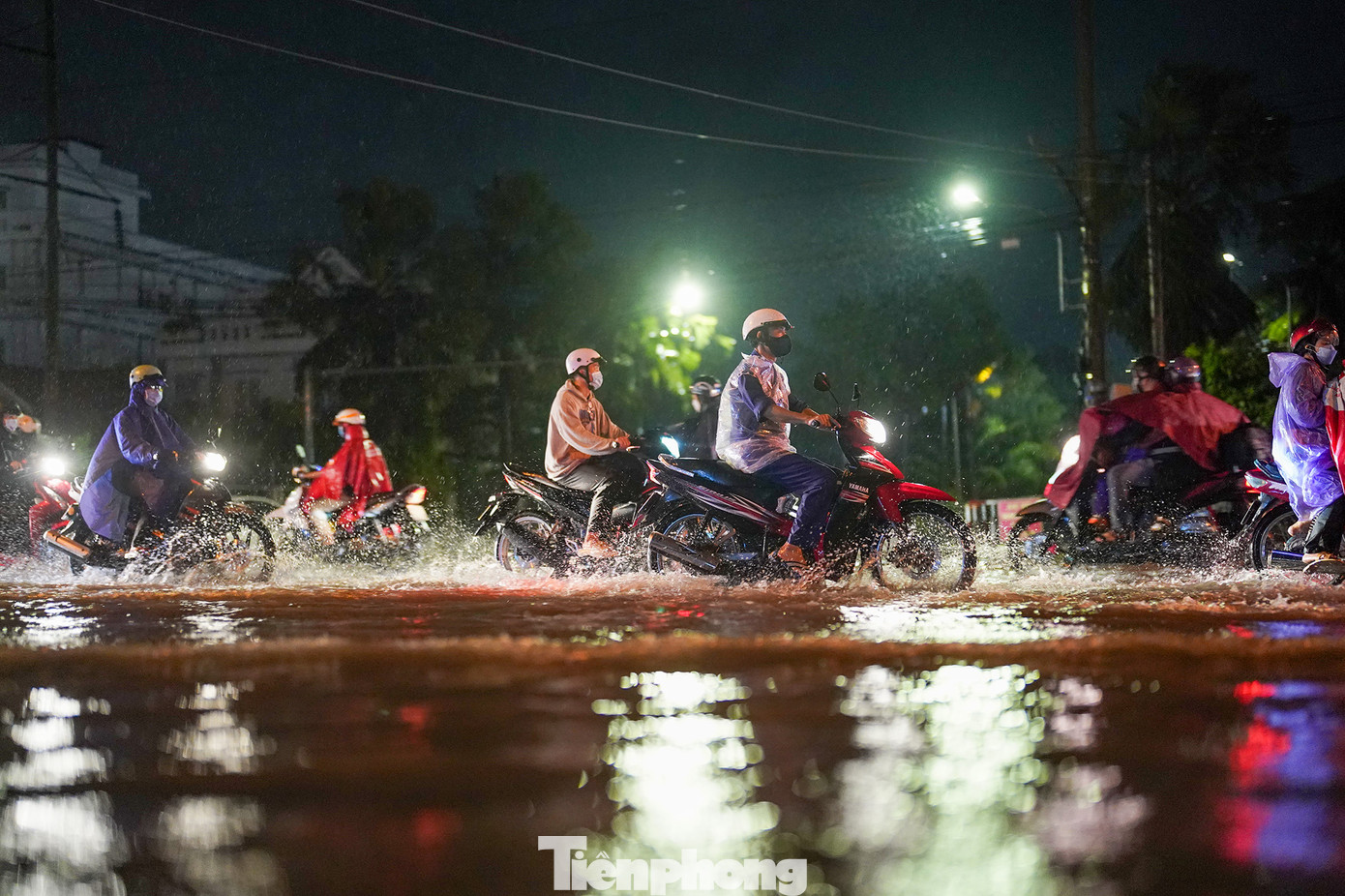 Đến gần 20h, cơn mưa mới dần ngớt, dòng người vẫn vất vả di chuyển ở giữa đường để tránh dòng nước. Đến gần 20h, cơn mưa mới dần ngớt, dòng người vẫn vất vả di chuyển ở giữa đường để tránh dòng nước.