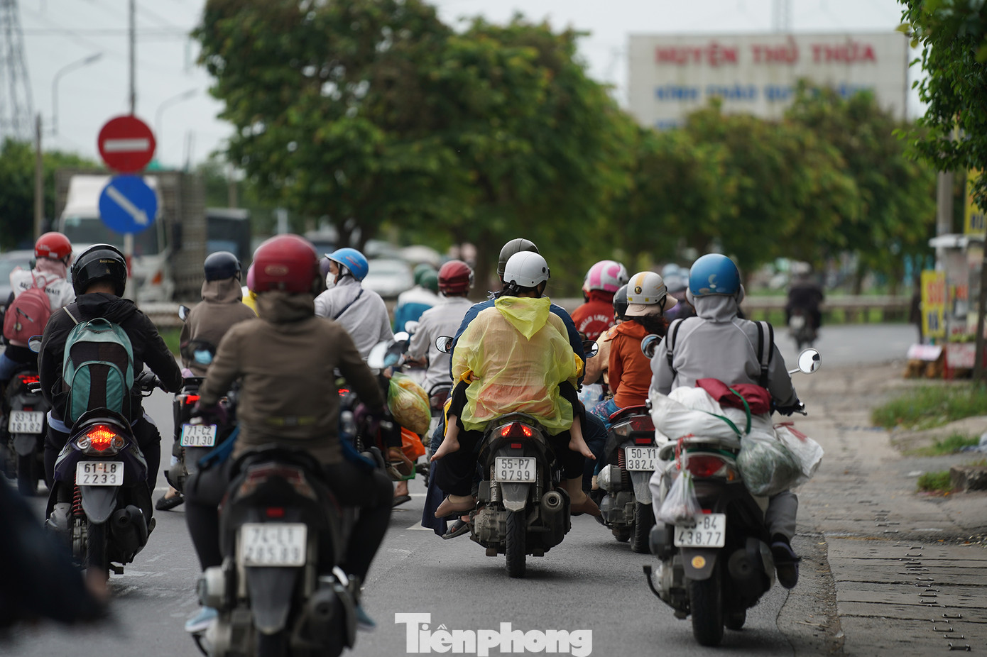 Dòng phương tiện dừng chờ đèn đỏ ở mũi tàu huyện Thủ Thừa.