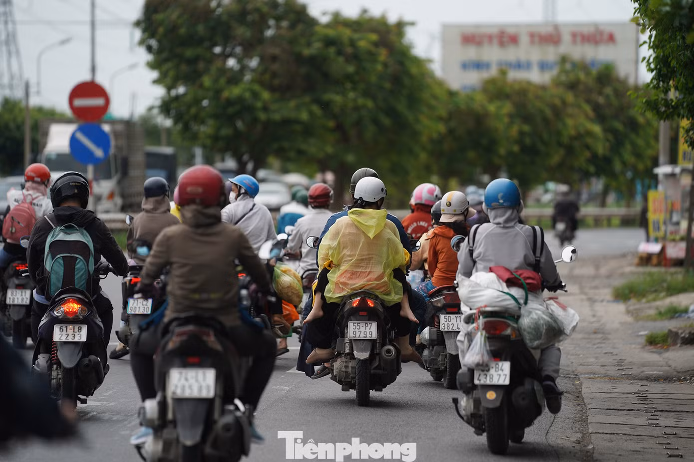 Dòng phương tiện dừng chờ đèn đỏ ở mũi tàu huyện Thủ Thừa.