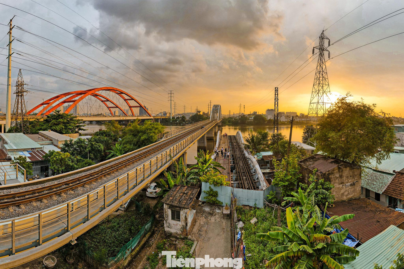 Cầu sắt Bình Lợi được xây dựng từ năm 1900 và đưa vào khai thác từ năm 1902. Đây là cây cầu đầu tiên vượt sông Sài Gòn, nối quận Bình Thạnh và Thủ Đức. Công trình có 6 nhịp với kết cấu vòm thép, dài 275m.