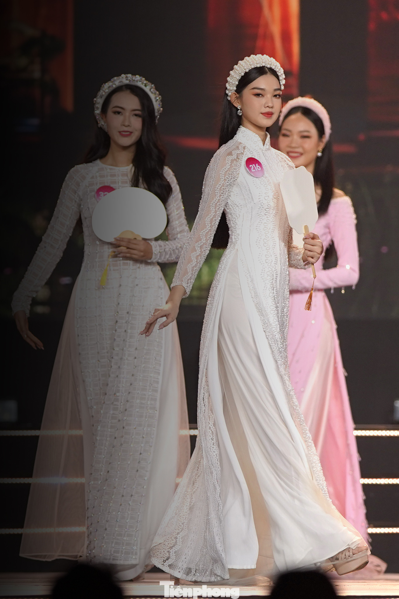 Ở đêm chung khảo, Bé Quyên tỏa sáng trong phần biểu diễn áo dài. Khả năng xử lý trang phục, cách thể hiện nền nã với tà áo truyền thống giúp người đẹp Bến Tre thu hút lượng người hâm mộ.