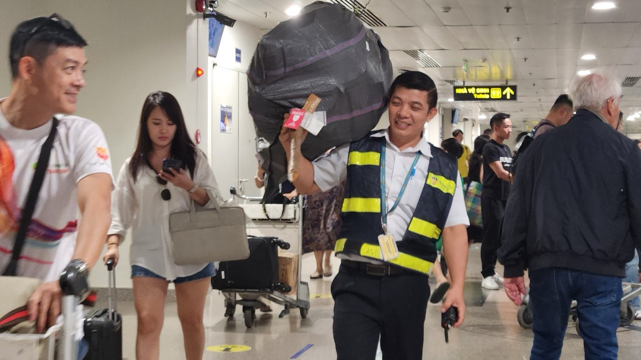 Hành khách trò chuyện rôm rả khi đặt chân xuống sân bay. Hành khách trò chuyện rôm rả khi đặt chân xuống sân bay.