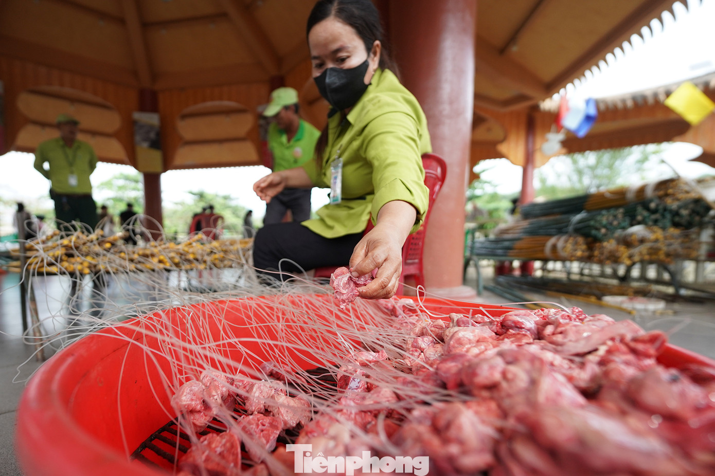 Cá sấu không dễ chuyển từ mồi quen sang mồi ăn lạ dù có bị bỏ đói. Vì vậy, nhân viên thường sử dụng mồi câu cá sấu bằng loại thức ăn chúng ăn hàng ngày như lòng lợn, lòng bò hay cá, chuột. Ngoài ra, cá sấu cũng ít chịu ăn những thức ăn trộn nhiều thành phần, thức ăn ướp muối hay sấy khô. Trong ảnh, mỗi cần câu mồi phổi lợn có giá 5.000 đồng.
